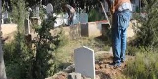 Muhtar Emin : İlk işi Mezarlığı temizemek oldu